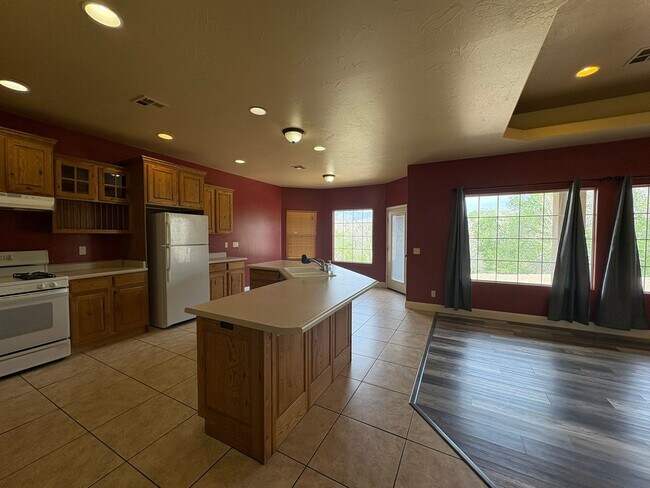 Building Photo - Beautiful 4 Bed 2.5 Bath in Laverkin