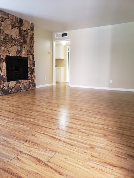 Primary Photo - 14157 Vanowen St