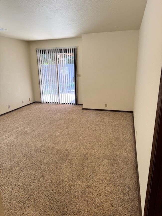 Building Photo - Arroyo Manor 3 Bedroom- with bonus room and 2 car garage!