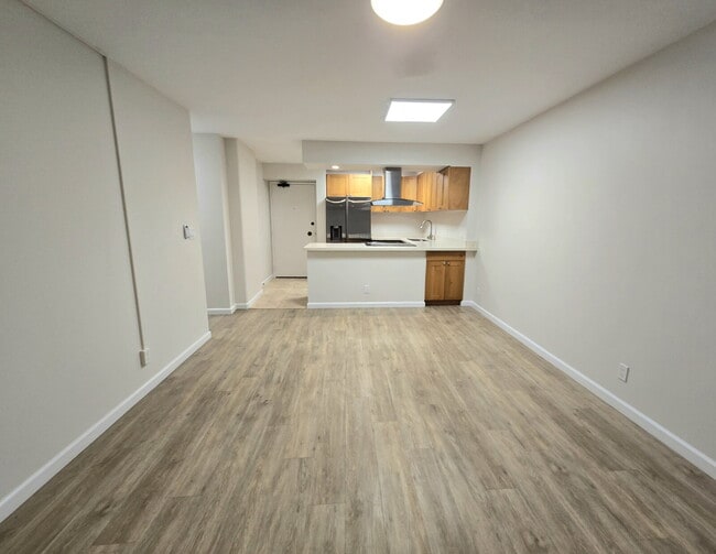 Building Photo - Renovated 2br, 2ba, 2pkg - Regency Park with Views!