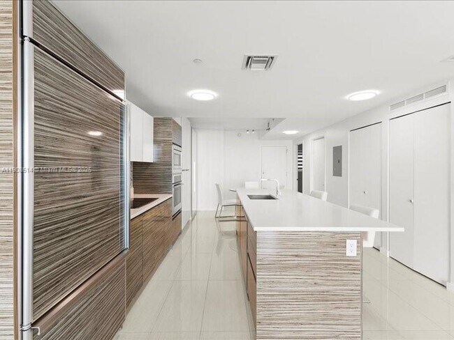 Building Photo - 460 NE 28th St