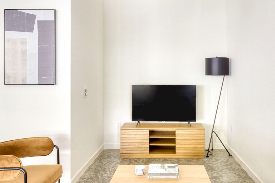 Building Photo - 330 3rd Ave W