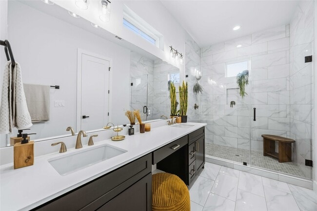 Building Photo - 6117 Campos Dr