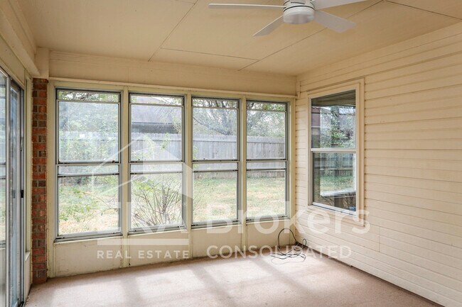 Building Photo - 2802 Southwood Dr