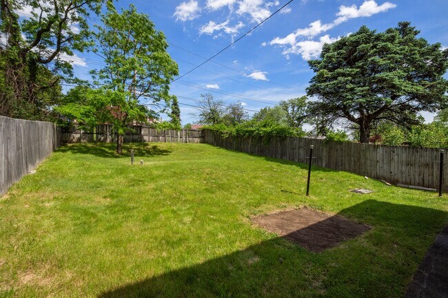 Building Photo - Charming 2 bedroom home in Versailles available August 1!