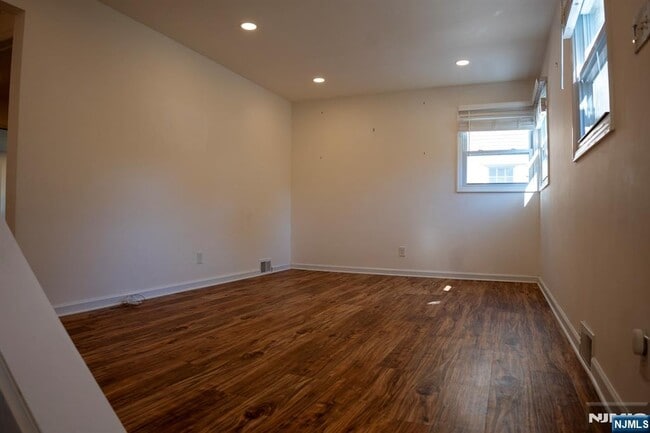 Building Photo - 58 Elm St