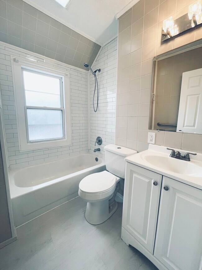 Building Photo - 1342 Johnson St NE