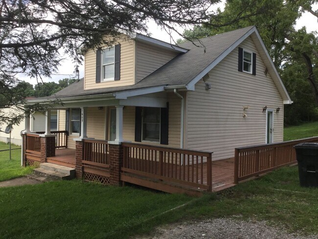 Building Photo - Radford, 4 BR / 2 BA house, Available in August