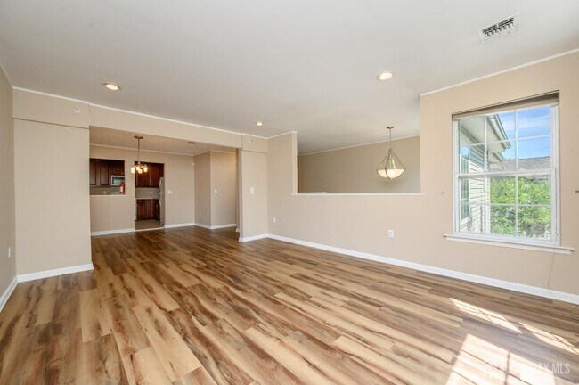 Building Photo - 303 Pinelli Dr