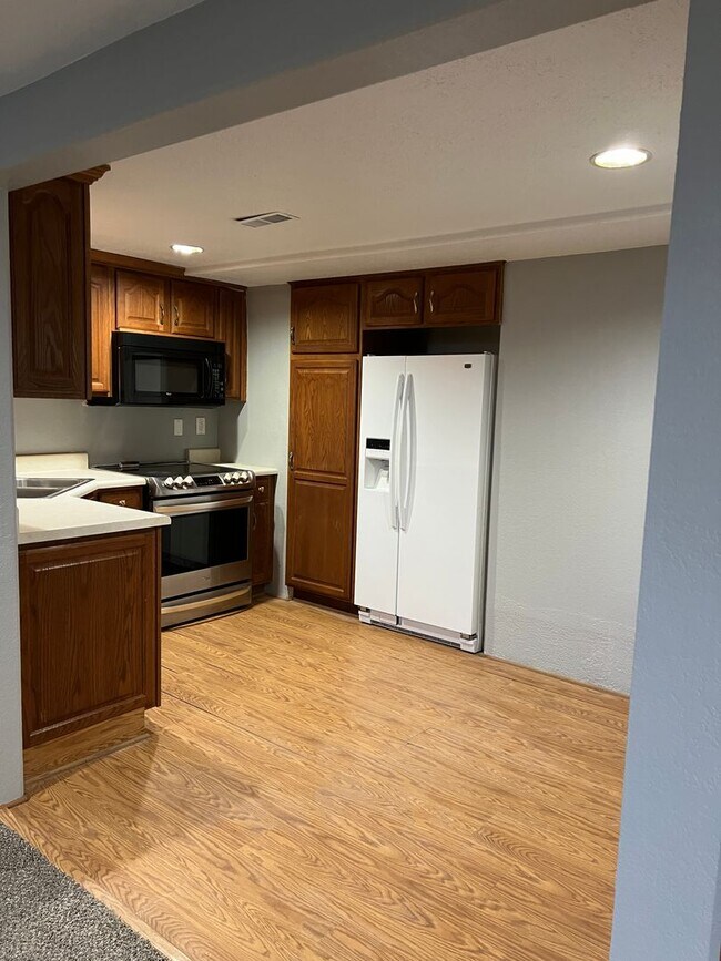 Building Photo - 5 bedroom/3 bath w/mother in law style qua...