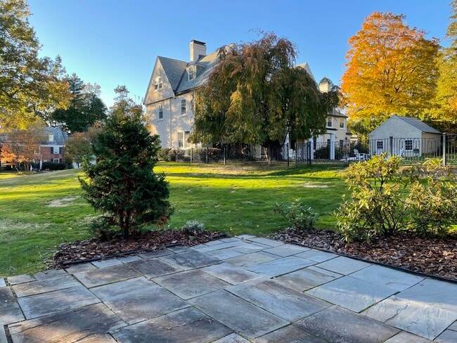 Building Photo - 4 Sycamore Ln