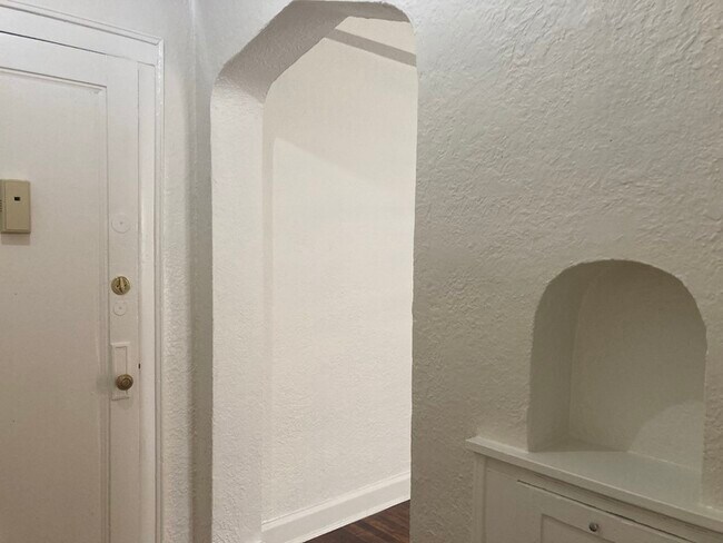 Building Photo - 1725 Van Dyke St