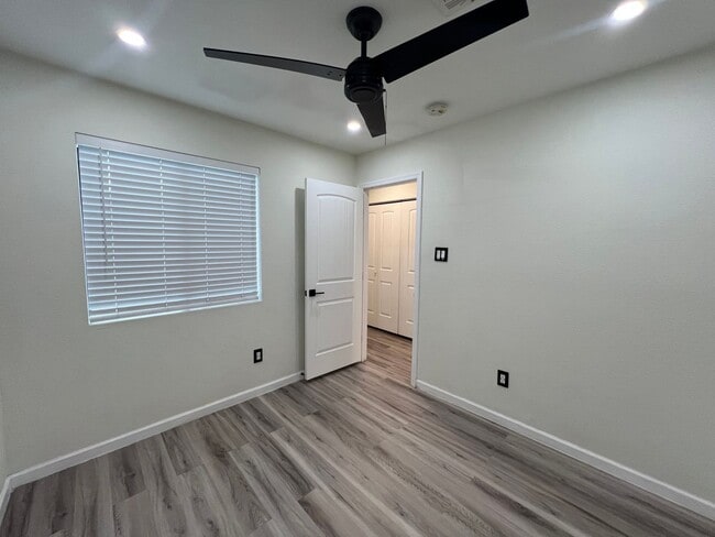 Building Photo - NICE 2 BEDROOM TOWNHOME!