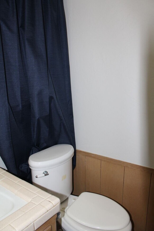 Building Photo - Huge Playroom - Family Room!