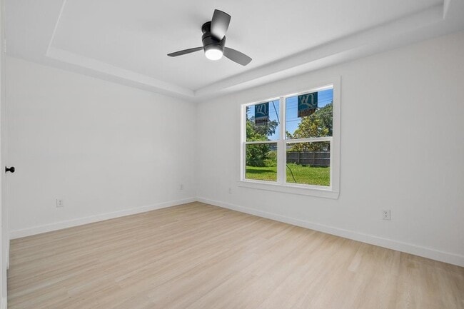 Building Photo - 213 Lazy Ln