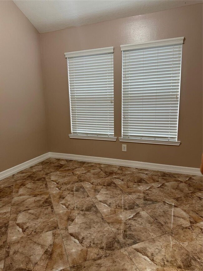 Building Photo - 15930 Hidden Crest Dr