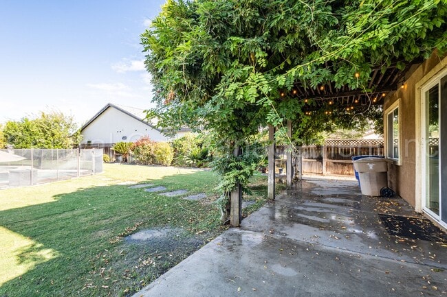 Building Photo - 4 Bedroom/3 Bath Home with Solar, Pool and...