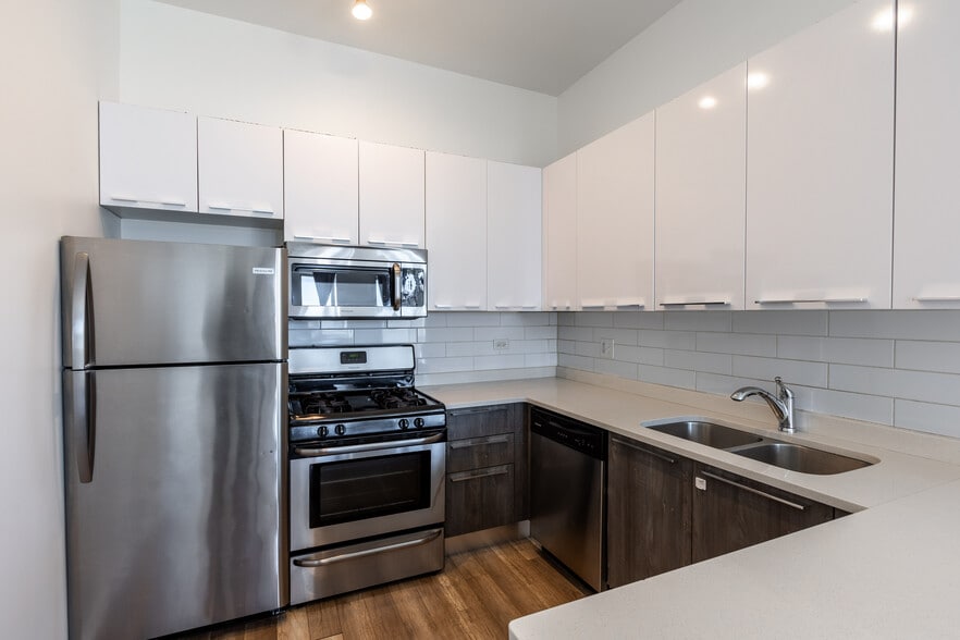 Building Photo - 2700 W North Ave