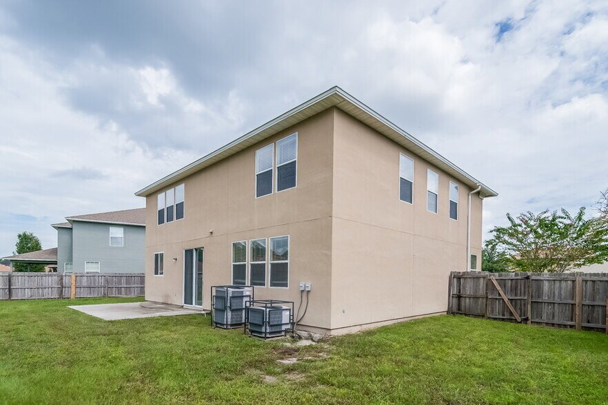 Building Photo - 2300 Justin Lake Dr