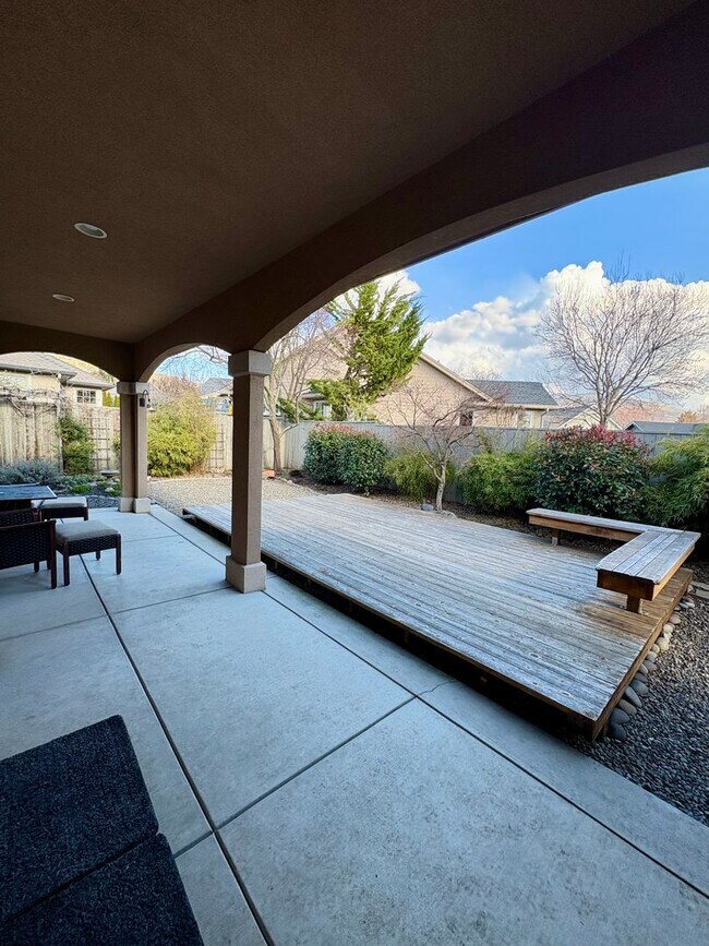 Building Photo - Spacious Luxury Home with Hardwood Floors & Outdoor Living