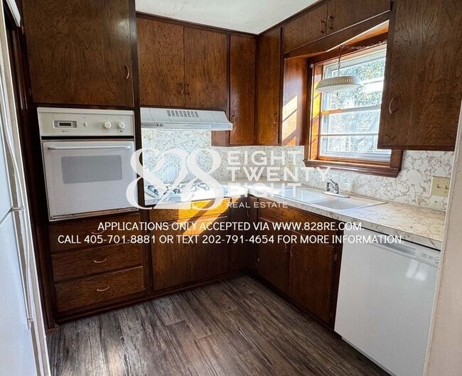 Building Photo - Cozy 2 Bed/1 Bath Single Family Brick Home...