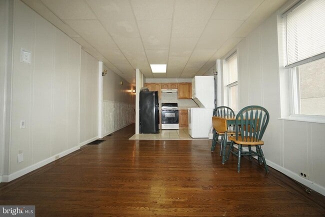 Building Photo - 2550 E Somerset St