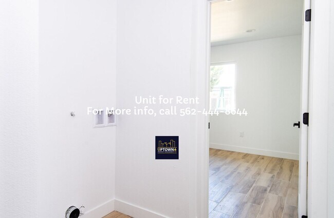 Building Photo - House - 2 Bedrooms + 1 Office / 1 Bathroom - Paramount