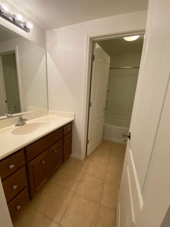 Building Photo - San Ramon Gale Ranch Townhouse 3BD/2.5BA with 4th Room for Office Loft! Community Pool Included!