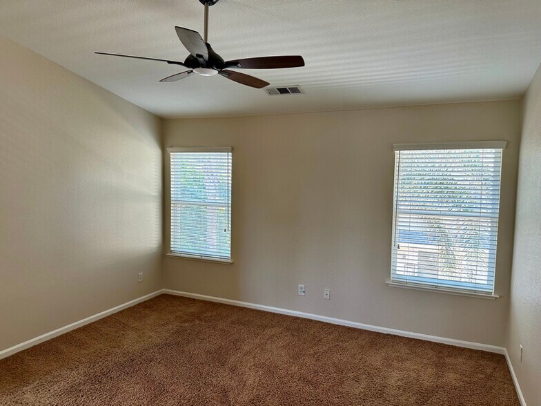 Building Photo - 541 Jacaranda St