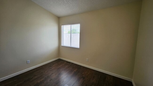 Building Photo - 5 Bed 3 Bath