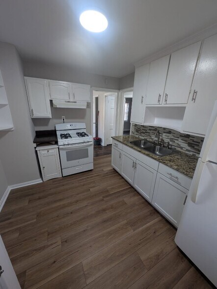 Kitchen - 4488 W 150th St