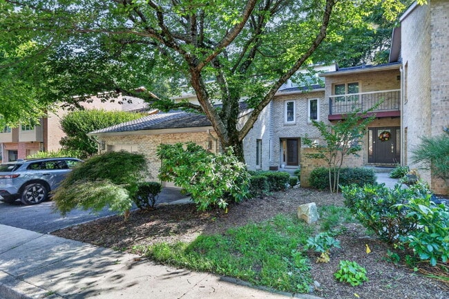 Building Photo - Elegant & Spacious Contemporary Townhome in Serene Potomac Enclave