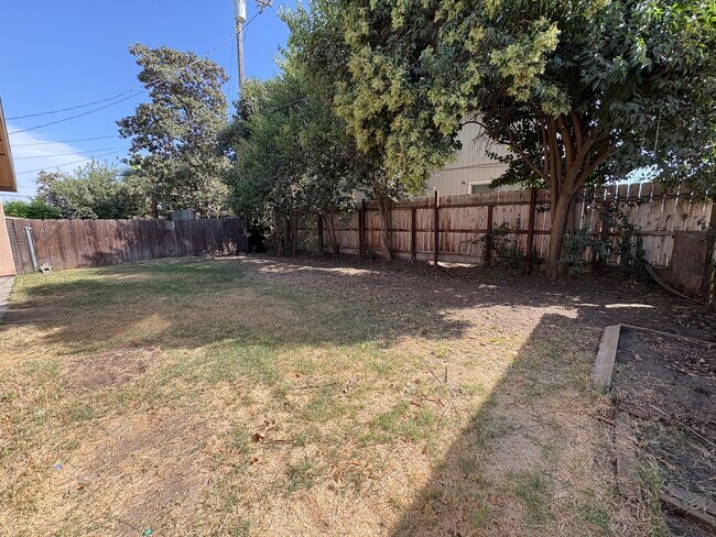 Building Photo - 1747 W Connelly Ave
