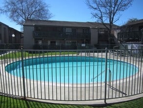 Building Photo - BEAUTIFUL 1 BEDROOM X1 BATHROOM CONDO with NEW HARDWOOD FLOORS! NOW LEASING!!