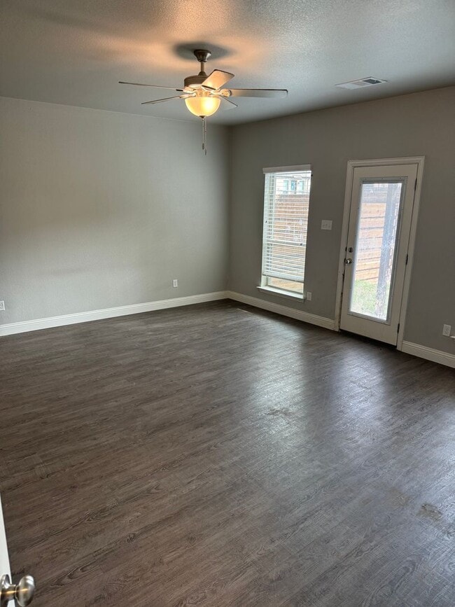 Building Photo - 4/2 - PETS WELCOME - WATER and LAWN includ...