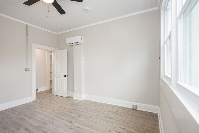 Building Photo - 725 W Poplar St