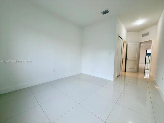 Building Photo - 404 SW 91st Ct