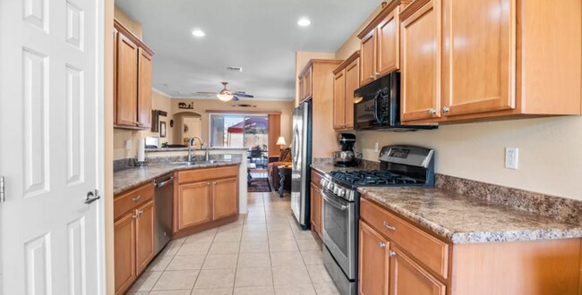 Building Photo - 4 bedroom 2 bath house