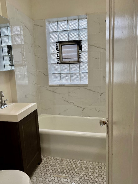 Building Photo - 5031 N Harding Ave