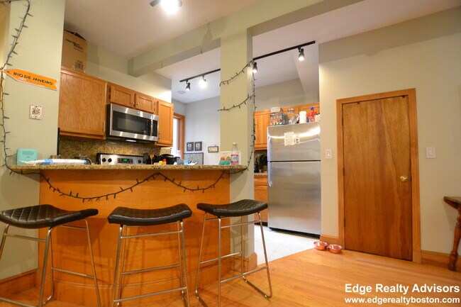 Building Photo - 77 Easton St