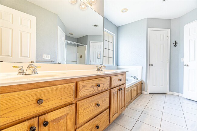 Building Photo - 213 Shane Dr