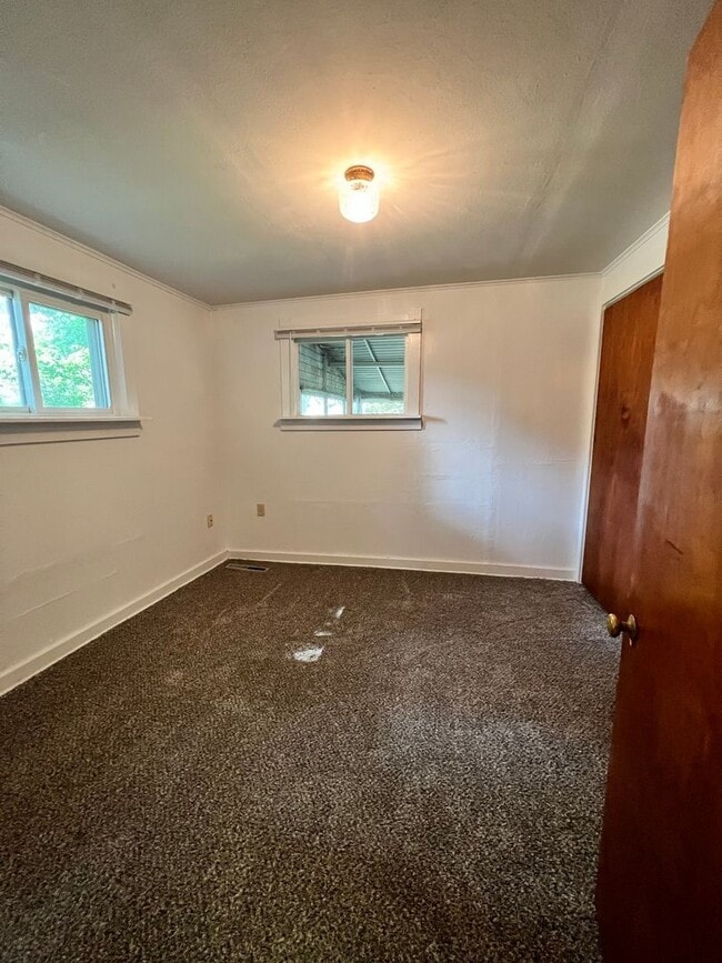 Building Photo - Cozy Cottage Like Property