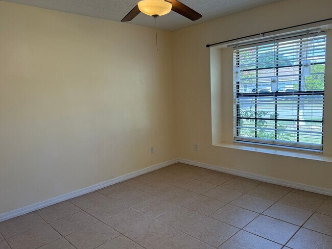Building Photo - 4712 Dandelion Dr