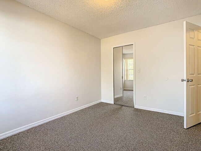 Building Photo - Pet Friendly 3 bedroom, 2 bathroom condo