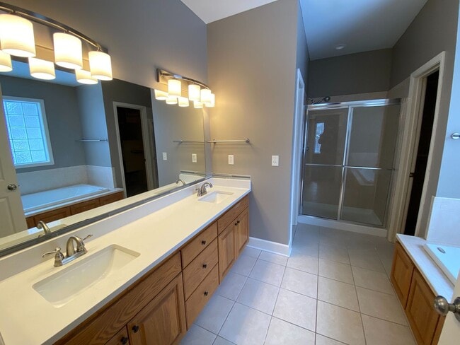 Building Photo - Wonderful Fox Chase home with fantastic spacious floor plan.