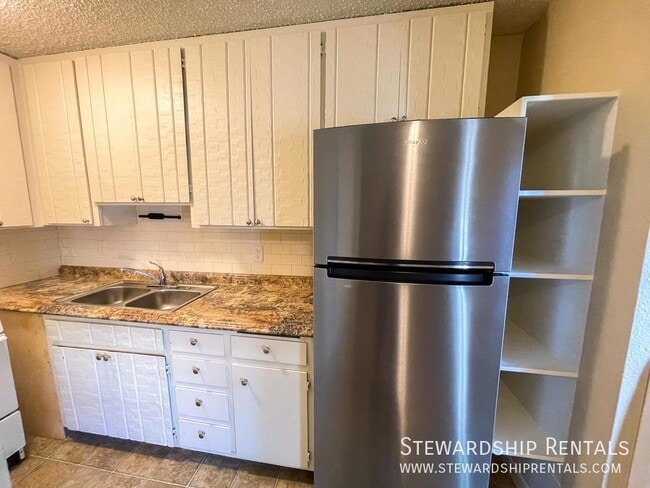 Building Photo - 893 W 5th Ave