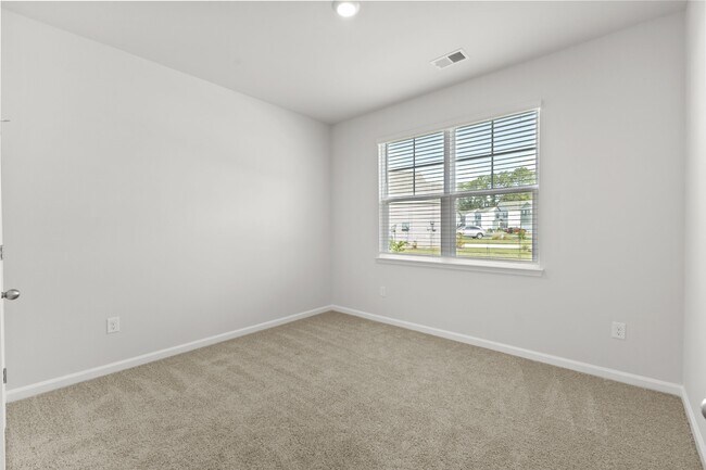 Building Photo - 1005 Sennema Cir