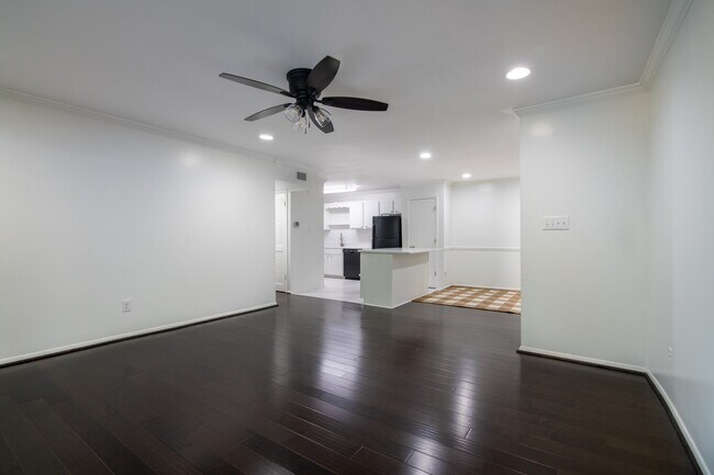 Building Photo - 1001 Woodland Vlg