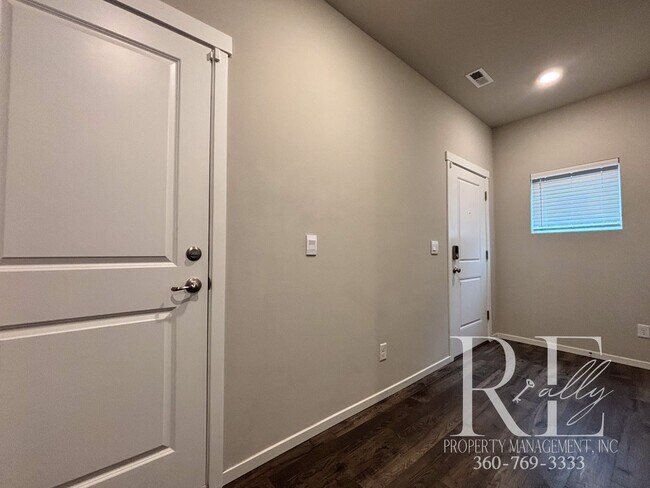 Building Photo - Charming 3-Bedroom, 2.5-Bath Home with Mod...