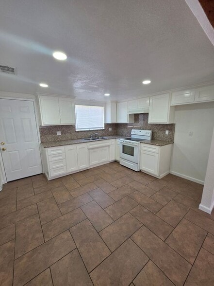 Building Photo - 809 K St